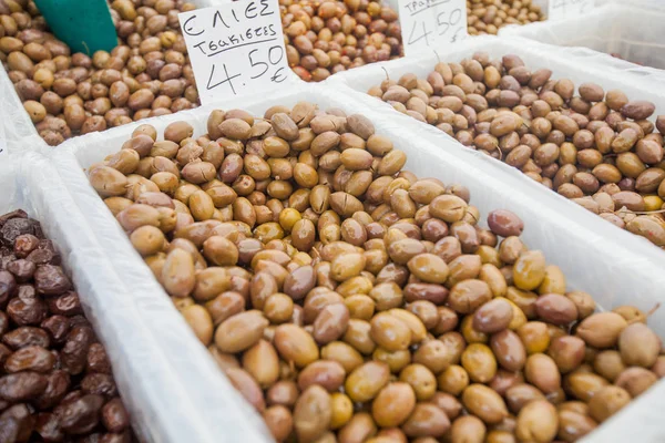 Frische gesunde grüne Oliven zum Verkauf auf dem Markt — Stockfoto