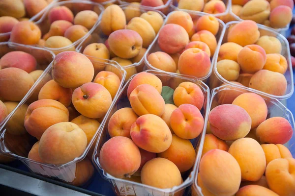 Haufen frischer, reifer Aprikosen auf dem örtlichen Bauernmarkt — Stockfoto