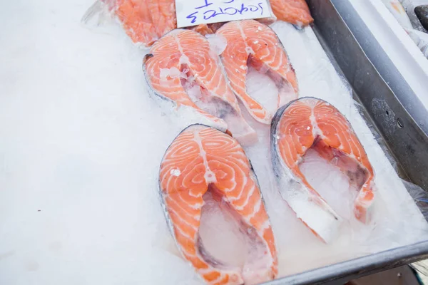 Verse rauwe zalmfilet op ijs op de buitenvismarkt — Stockfoto