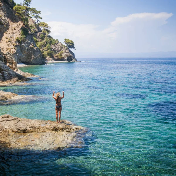 Zomer vakantie aantrekkelijke vrouw ontspannen op zee uitzicht — Stockfoto