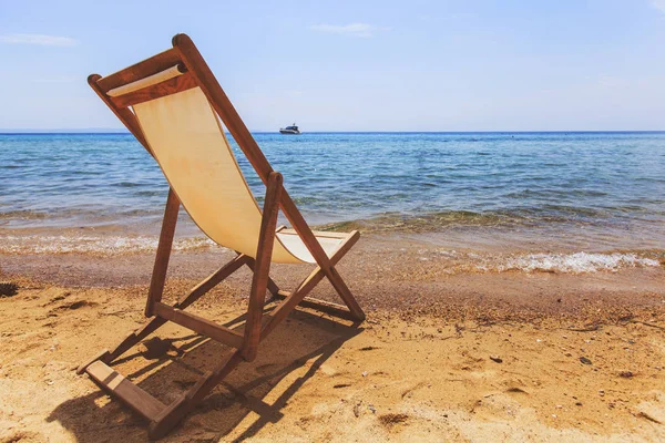 夏季假期和在沙滩上旅行的沙滩椅 — 图库照片