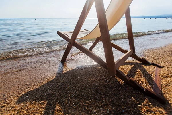 Kum üzerinde yaz tatili ve seyahat plaj sandalyesi — Stok fotoğraf