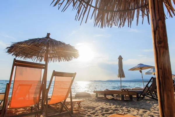 Vacances d'été et voyage chaise de plage sur le sable — Photo