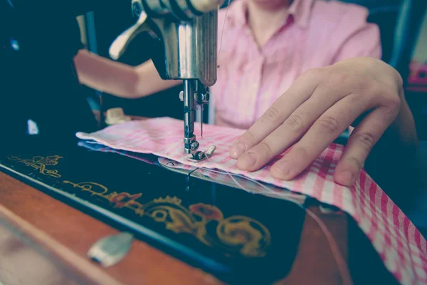 Mulher alfaiate usando máquina de costura retro — Fotografia de Stock