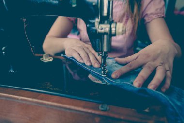retro dikiş makinesi kullanarak kadın terzi