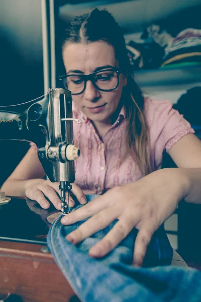 Mulher alfaiate usando máquina de costura retro — Fotografia de Stock