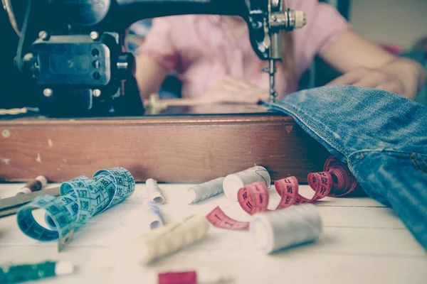 Жіночий кравець з використанням ретро швейної машини — стокове фото