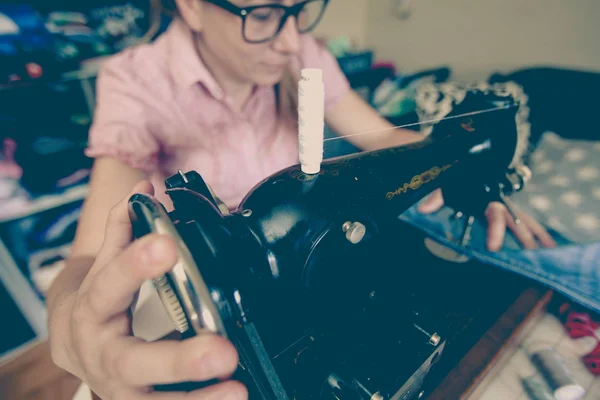 Woman tailor using retro sewing machine — Stock Photo, Image