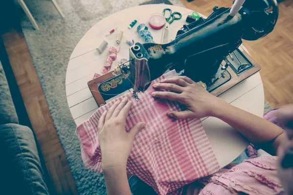 Mulher alfaiate trabalhando com a velha máquina de costura vintage — Fotografia de Stock