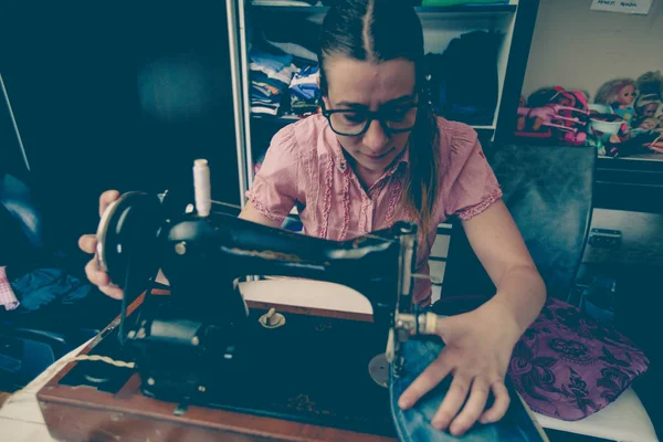 Woman tailor using retro sewing machine — Stock Photo, Image