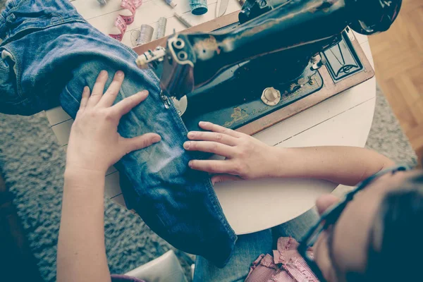 Mulher alfaiate usando máquina de costura retro — Fotografia de Stock