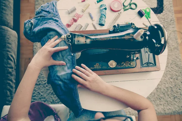 Woman tailor using retro sewing machine — Stock Photo, Image