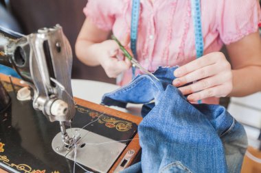 evde makas kullanarak kadın terzi elleri