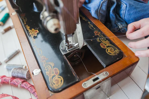 Alfaiate feminino mãos mudando fio na máquina de costura velha — Fotografia de Stock