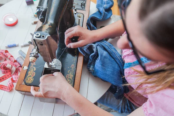 F alfaiate feminino trabalhando com máquina de costura vintage velho — Fotografia de Stock