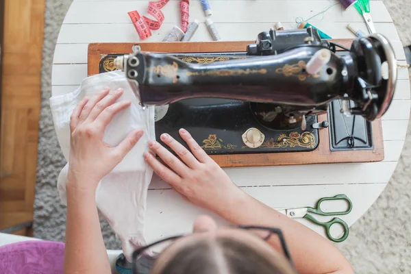F kadın terzi eski vintage dikiş makinesi ile çalışan — Stok fotoğraf