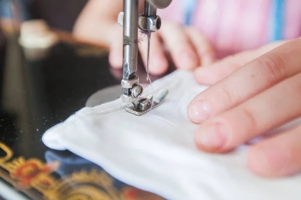 Costurera mujer utilizando la máquina de coser retro —  Fotos de Stock