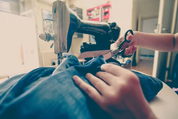 Mãos de alfaiate feminino usando tesoura em casa — Fotografia de Stock