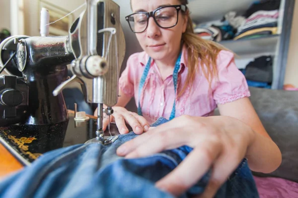 Mulher alfaiate usando máquina de costura retro — Fotografia de Stock