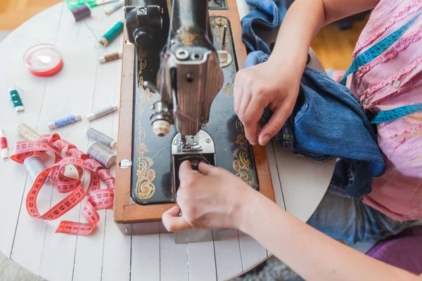 Alfaiate feminino mãos mudando fio na máquina de costura velha — Fotografia de Stock