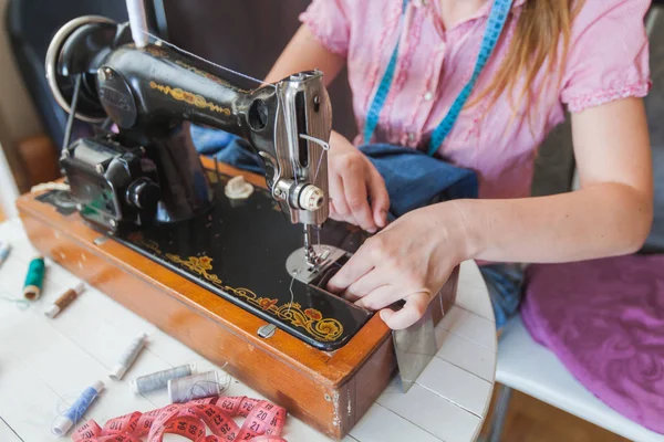 Alfaiate feminino mãos mudando fio na máquina de costura velha — Fotografia de Stock