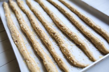 Unbaked ev yapımı ekmek spelt çubukları