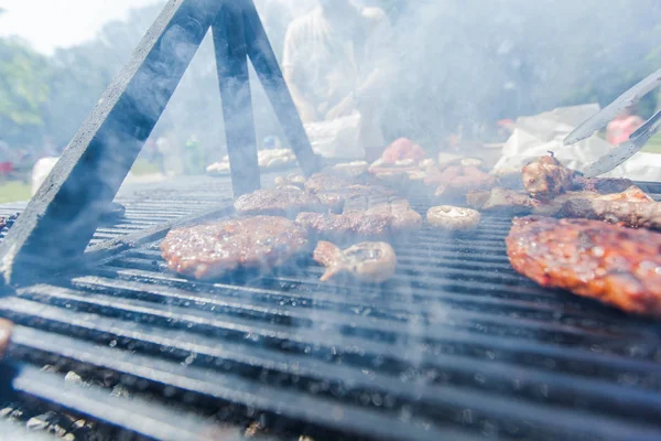 Burger grillé et viande de poulet sur barbecue au pique-nique — Photo