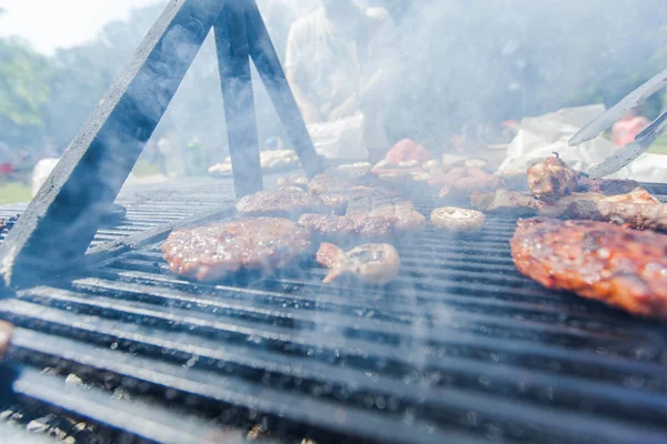 Hamburguesa a la parrilla y carne de pollo en la barbacoa en el picnic —  Fotos de Stock