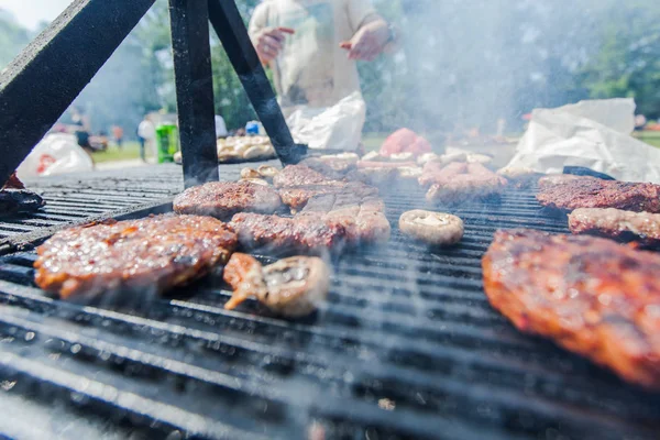 Burger grillé et viande de poulet sur barbecue au pique-nique — Photo