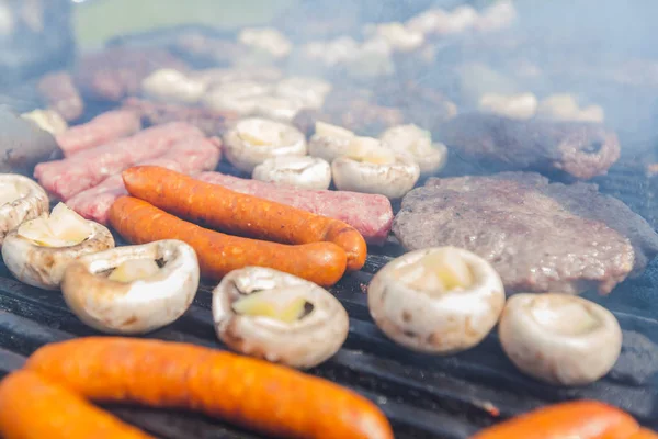 Assortiment de viande grillée et champignon blanc rempli sur barbecue BBQ party — Photo