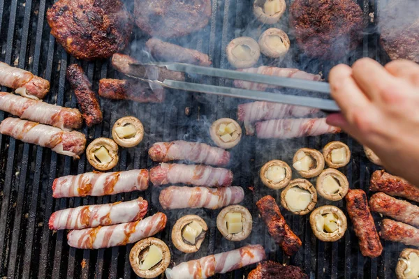 バーベキューバーベキューパーティーで焼き肉と白いシャンピニヨンを満たした品揃え — ストック写真