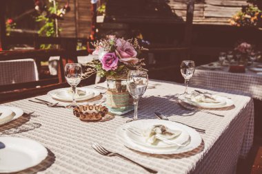 Restoranda Rustik Tarzda Düğün Masası Ayarı