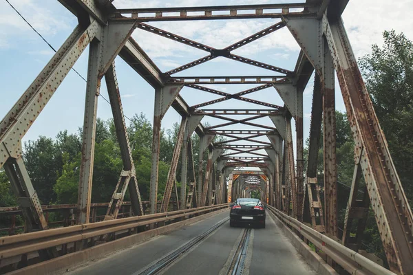 Car passes old steel bridge — Stock Photo, Image