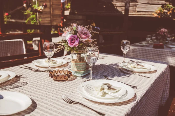 Restoranda Rustik Tarzda Düğün Masası Ayarı