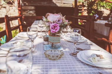 Restoranda Rustik Tarzda Düğün Masası Ayarı