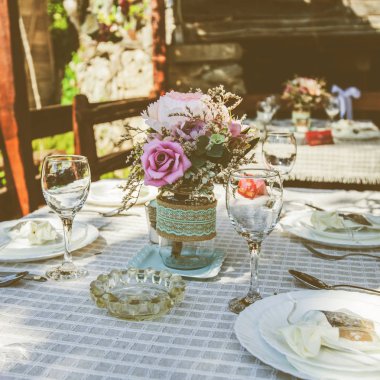 Restoranda Rustik Tarzda Düğün Masası Ayarı