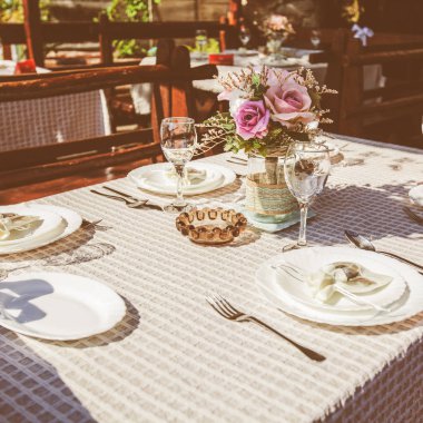 Restoranda Rustik Tarzda Düğün Masası Ayarı