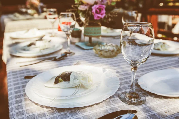 Mesa de casamento estilo rústico Definir no restaurante — Fotografia de Stock