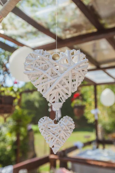 Деревянное сердце в форме свадебного украшения — стоковое фото