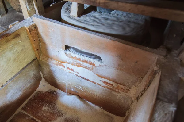 소박한 공장에서 곡물을 분쇄하기위한 전통적인 맷돌 — 스톡 사진