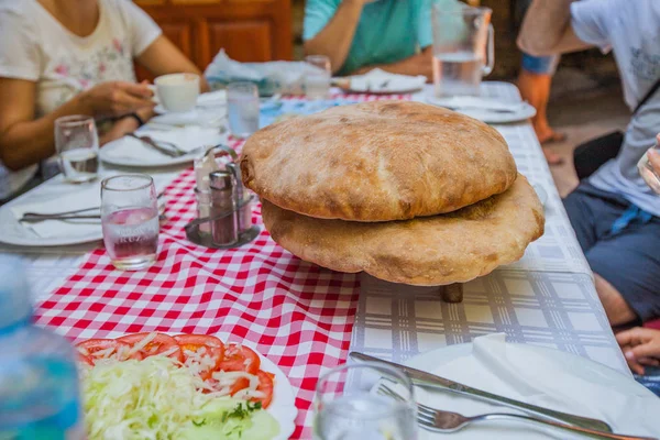 Köstliches handgemachtes Brot serviert im traditionellen Restaurant in Serbien — Stockfoto