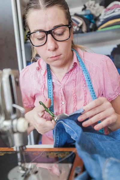 Alfaiate feminino usando tesoura em casa — Fotografia de Stock