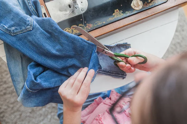 Alfaiate feminino usando tesoura em casa — Fotografia de Stock