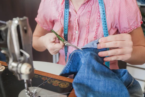 Mãos de alfaiate feminino usando tesoura em casa — Fotografia de Stock