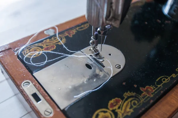 Ретро швейна машина крупним планом — стокове фото