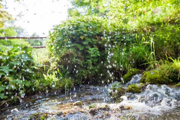 Água cai fundo da natureza — Fotografia de Stock