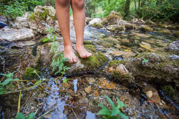 Crianças aventura no riacho da floresta na natureza — Fotografia de Stock