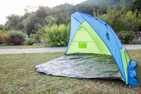 Färgglada tält på Camping på naturen på sommardag — Stockfoto