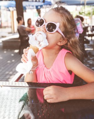 Sevimli Küçük Kız Yeme Dondurma Açık Cafe 