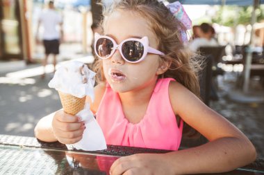 Sevimli Küçük Kız Yeme Dondurma Açık Cafe 